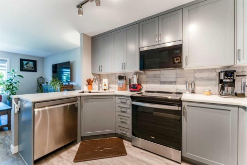222 Bayside Point Sw, Airdrie, AB - Indoor Photo Showing Kitchen