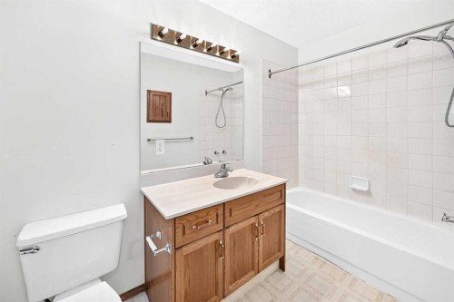 396 Hawkstone Drive Nw, Calgary, AB - Indoor Photo Showing Bathroom