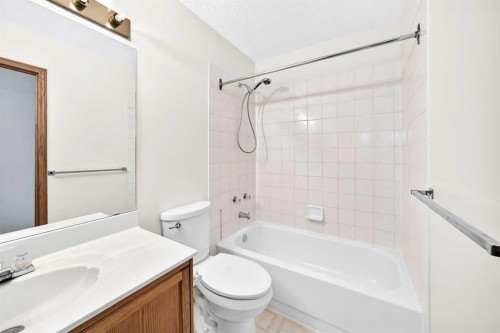 396 Hawkstone Drive Nw, Calgary, AB - Indoor Photo Showing Bathroom