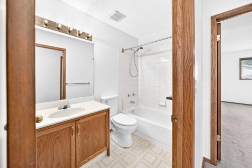 396 Hawkstone Drive Nw, Calgary, AB - Indoor Photo Showing Bathroom