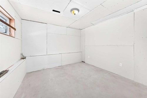 396 Hawkstone Drive Nw, Calgary, AB - Indoor Photo Showing Other Room