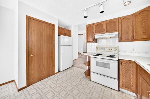 396 Hawkstone Drive Nw, Calgary, AB - Indoor Photo Showing Kitchen