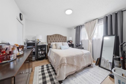 4123 30 Avenue Se, Calgary, AB - Indoor Photo Showing Bedroom