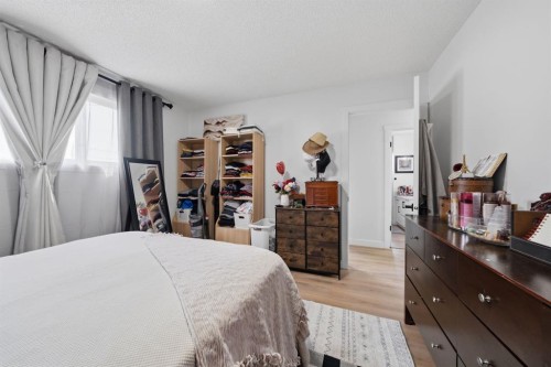 4123 30 Avenue Se, Calgary, AB - Indoor Photo Showing Bedroom