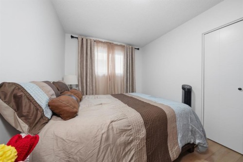 4123 30 Avenue Se, Calgary, AB - Indoor Photo Showing Bedroom