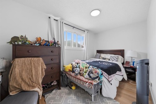 4123 30 Avenue Se, Calgary, AB - Indoor Photo Showing Bedroom