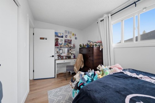 4123 30 Avenue Se, Calgary, AB - Indoor Photo Showing Bedroom