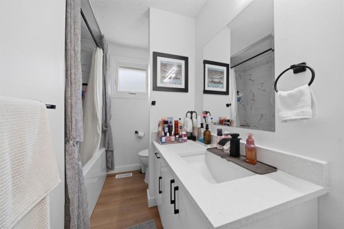 4123 30 Avenue Se, Calgary, AB - Indoor Photo Showing Bathroom