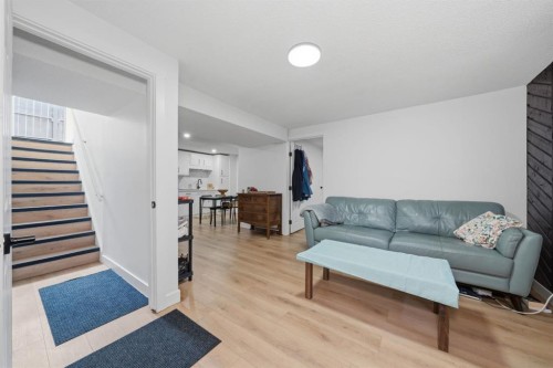 4123 30 Avenue Se, Calgary, AB - Indoor Photo Showing Living Room