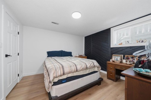 4123 30 Avenue Se, Calgary, AB - Indoor Photo Showing Bedroom