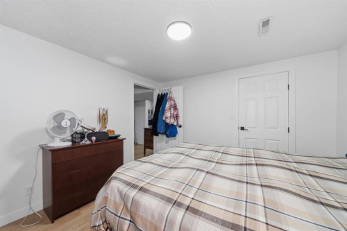 4123 30 Avenue Se, Calgary, AB - Indoor Photo Showing Bedroom