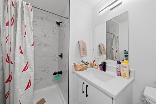4123 30 Avenue Se, Calgary, AB - Indoor Photo Showing Bathroom