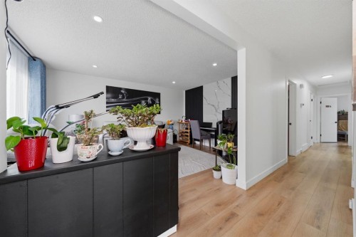 4123 30 Avenue Se, Calgary, AB - Indoor Photo Showing Other Room