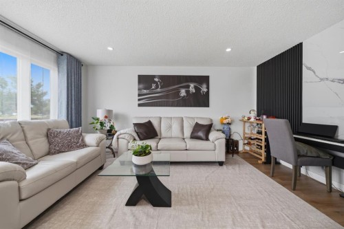 4123 30 Avenue Se, Calgary, AB - Indoor Photo Showing Living Room