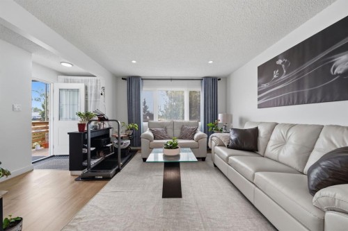 4123 30 Avenue Se, Calgary, AB - Indoor Photo Showing Living Room