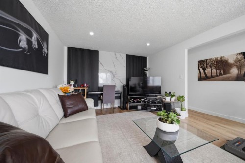 4123 30 Avenue Se, Calgary, AB - Indoor Photo Showing Living Room