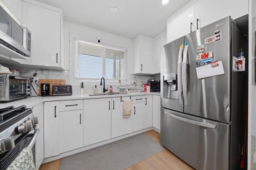 4123 30 Avenue Se, Calgary, AB - Indoor Photo Showing Kitchen