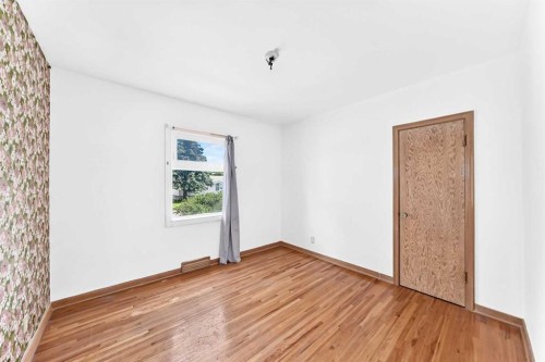 1703 32 Street Sw, Calgary, AB - Indoor Photo Showing Other Room