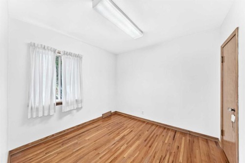 1703 32 Street Sw, Calgary, AB - Indoor Photo Showing Other Room