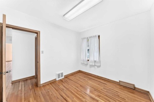 1703 32 Street Sw, Calgary, AB - Indoor Photo Showing Other Room