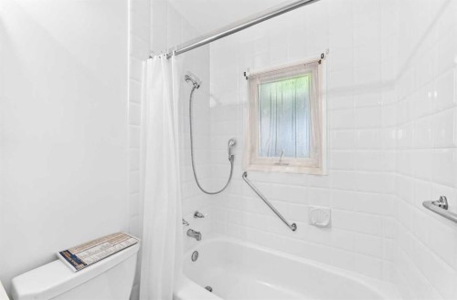 1703 32 Street Sw, Calgary, AB - Indoor Photo Showing Bathroom