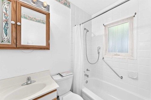 1703 32 Street Sw, Calgary, AB - Indoor Photo Showing Bathroom
