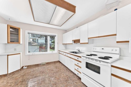 1703 32 Street Sw, Calgary, AB - Indoor Photo Showing Kitchen