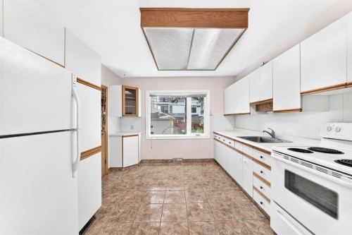1703 32 Street Sw, Calgary, AB - Indoor Photo Showing Kitchen