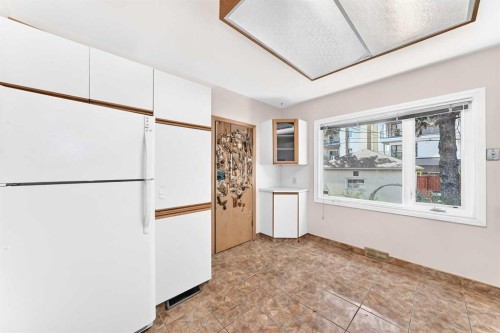 1703 32 Street Sw, Calgary, AB - Indoor Photo Showing Other Room
