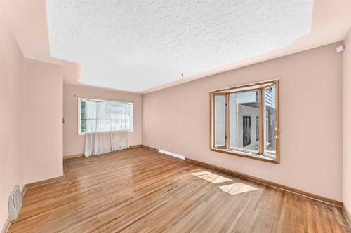 1703 32 Street Sw, Calgary, AB - Indoor Photo Showing Other Room
