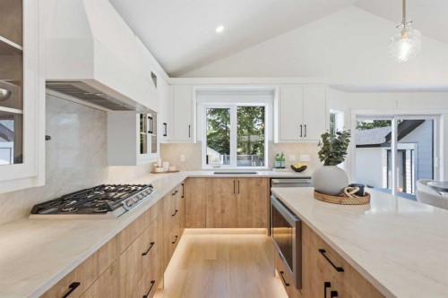 3375 Breton Close Nw, Calgary, AB - Indoor Photo Showing Kitchen With Upgraded Kitchen