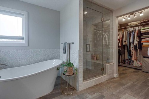 29 Longmire Close, Red Deer, AB - Indoor Photo Showing Bathroom