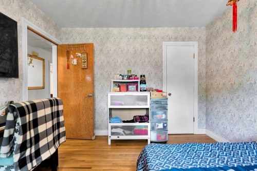 6 Tipton Place Nw, Calgary, AB - Indoor Photo Showing Bedroom