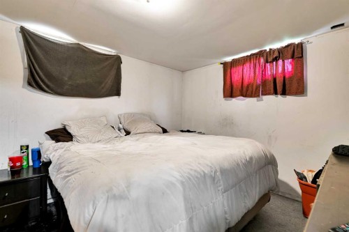 6 Tipton Place Nw, Calgary, AB - Indoor Photo Showing Bedroom