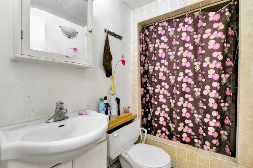 6 Tipton Place Nw, Calgary, AB - Indoor Photo Showing Bathroom