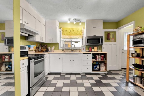 6 Tipton Place Nw, Calgary, AB - Indoor Photo Showing Kitchen