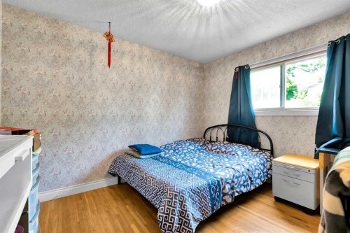 6 Tipton Place Nw, Calgary, AB - Indoor Photo Showing Bedroom