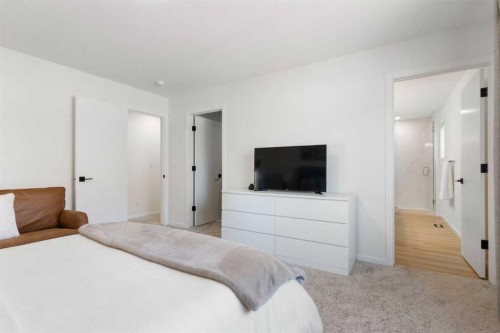18 Southwinds Link Sw, Airdrie, AB - Indoor Photo Showing Bedroom