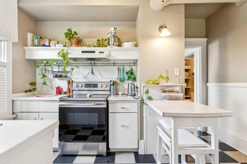 831 4A Street Ne, Calgary, AB - Indoor Photo Showing Kitchen