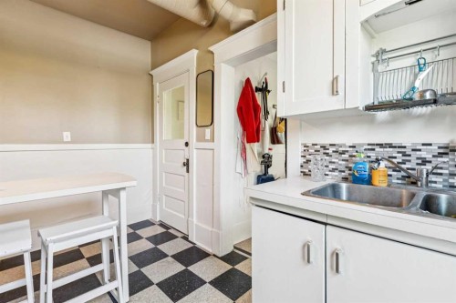 831 4A Street Ne, Calgary, AB - Indoor Photo Showing Kitchen With Double Sink