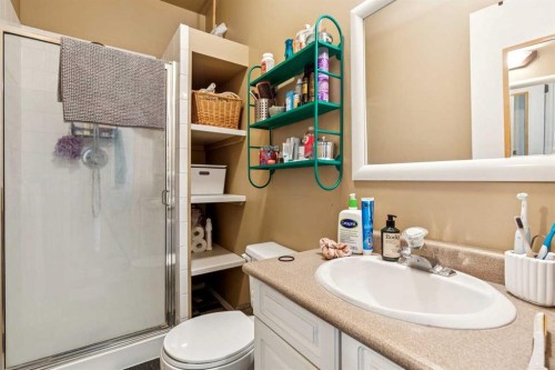 831 4A Street Ne, Calgary, AB - Indoor Photo Showing Bathroom