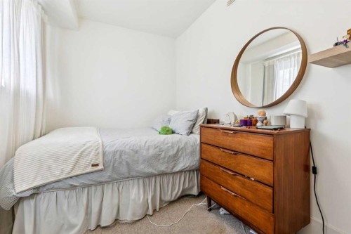 831 4A Street Ne, Calgary, AB - Indoor Photo Showing Bedroom