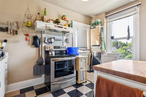 831 4A Street Ne, Calgary, AB - Indoor Photo Showing Kitchen