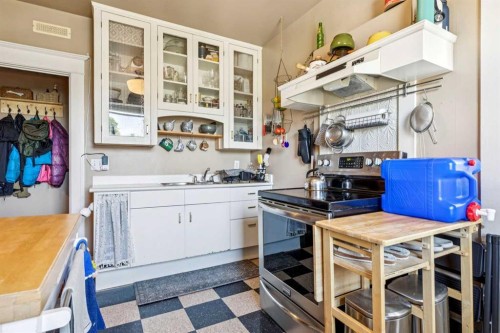 831 4A Street Ne, Calgary, AB - Indoor Photo Showing Kitchen