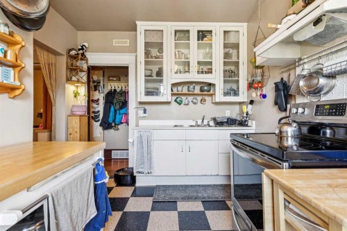 831 4A Street Ne, Calgary, AB - Indoor Photo Showing Kitchen With Double Sink