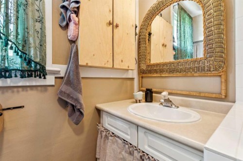 831 4A Street Ne, Calgary, AB - Indoor Photo Showing Bathroom