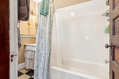831 4A Street Ne, Calgary, AB - Indoor Photo Showing Bathroom