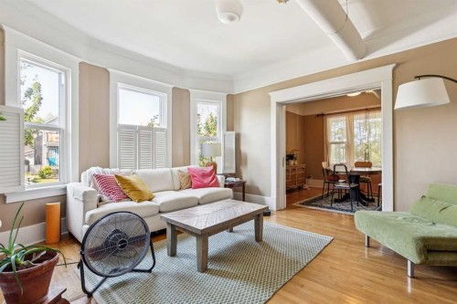 831 4A Street Ne, Calgary, AB - Indoor Photo Showing Living Room