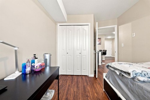 413-7210 80 Avenue Ne, Calgary, AB - Indoor Photo Showing Bedroom