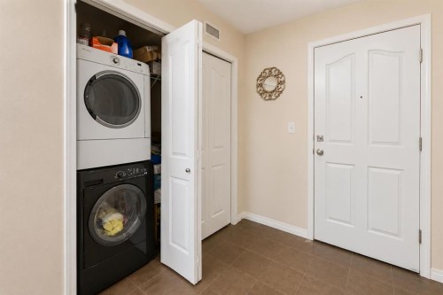 413-7210 80 Avenue Ne, Calgary, AB - Indoor Photo Showing Laundry Room